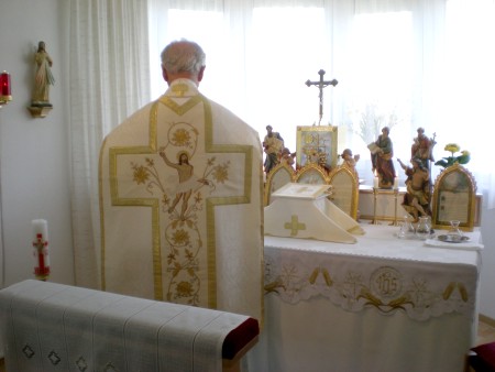 Priester am Altar