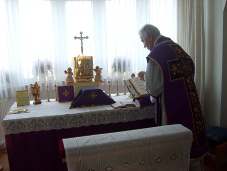 Priester im lila Meßgewand