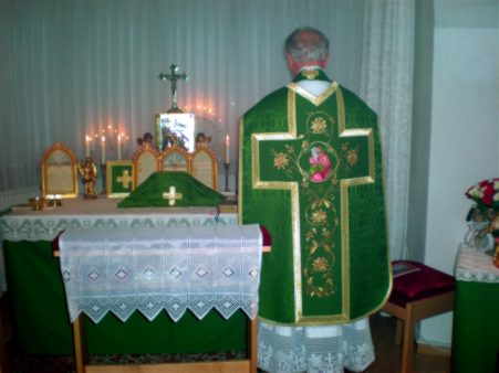 Pfr. Lodzig vor dem Altar