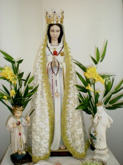 Marienaltars mit zwei Madonnen und einem groen Rosen-
und Lilienstrau