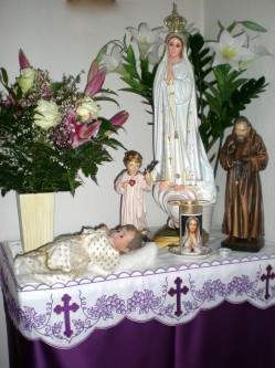 Marienaltars mit zwei Madonnen und einem groen Rosen-
und Lilienstrau